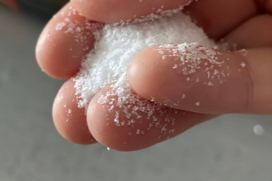 A picture showing the amount of salt that a "pinch" consists of; it's a lot more than some people think when they read this in a recipe. The fingers here are clasping around a correct amount.